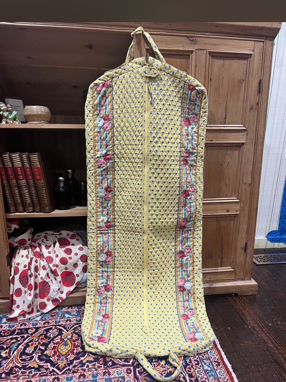 Vera Bradley Garment Bag in Retired Elizabeth Pattern - Picture 3 of 6